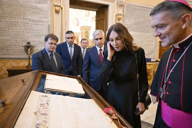 Mehriban Əliyeva Vatikan Apostol Kitabxanasını ziyarət edib — FOTOLAR Mehriban Əliyeva Vatikan Apostol Kitabxanasını ziyarət edib — FOTOLAR