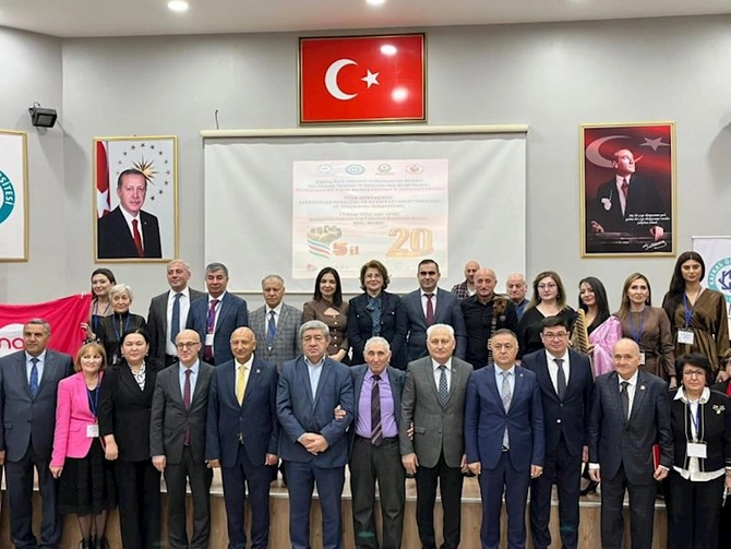 Qarsda turk dunyasinin elmi birliyini guclendiren beynelxalq simpozium kecirildi — FOTOLAR