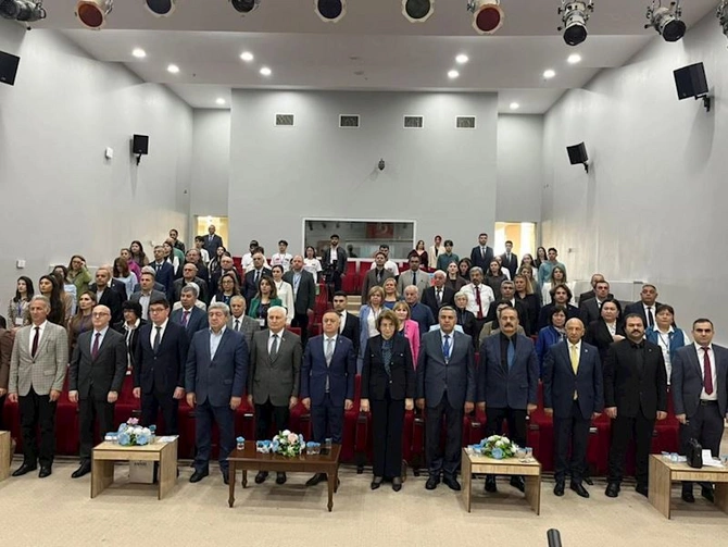 Qarsda turk dunyasinin elmi birliyini guclendiren beynelxalq simpozium kecirildi — FOTOLAR