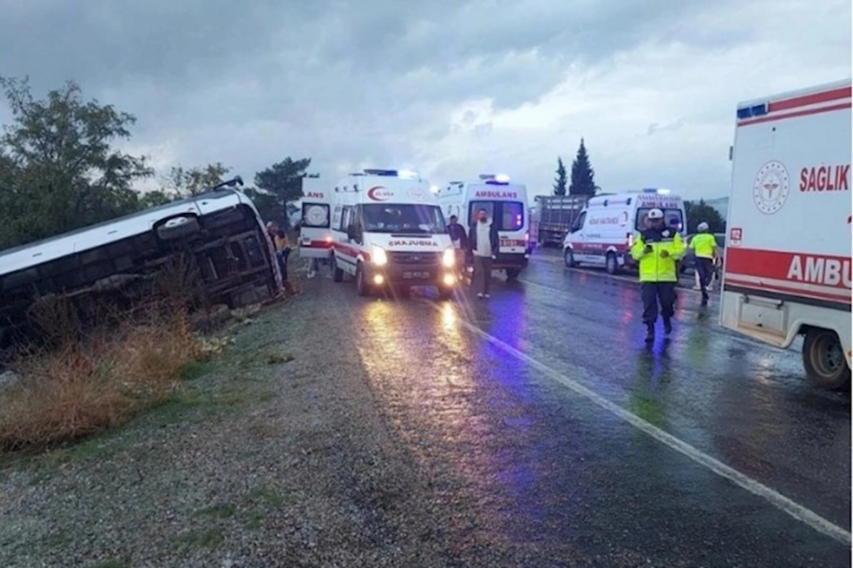 Türkiyədə avtobusun aşması nəticəsində bir nəfər ölüb, 32 nəfər yaralanıb