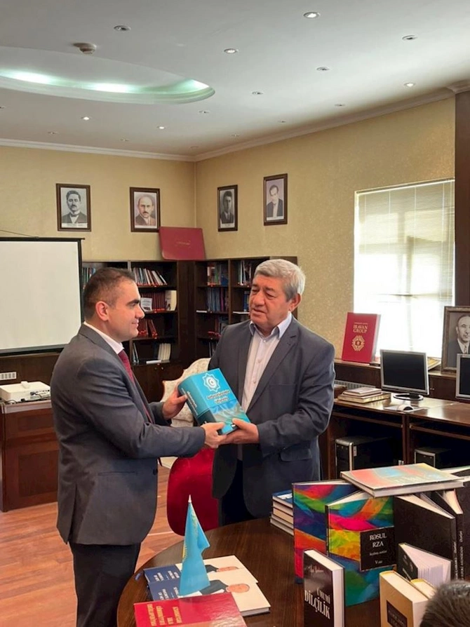 Qarsda turk dunyasinin elmi birliyini guclendiren beynelxalq simpozium kecirildi — FOTOLAR