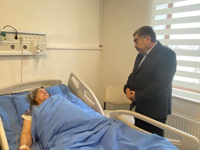 İcra başçısı müalicə olunan şəhid anasını ziyarət etdi — FOTOLAR