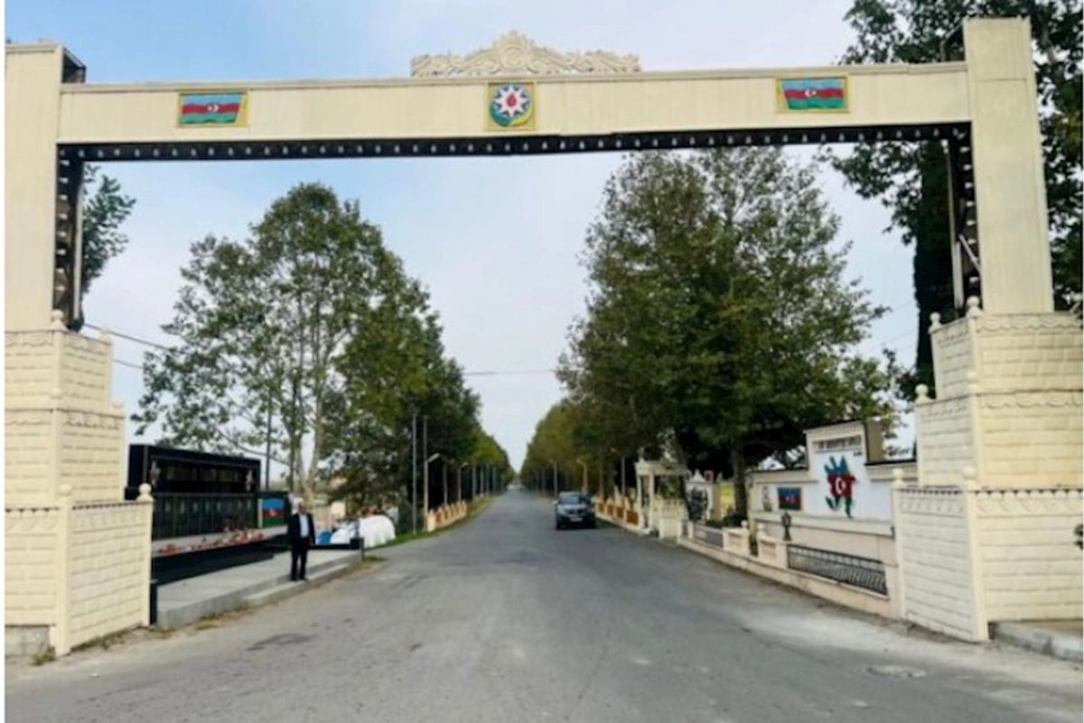 Bir yol gedir Kolanıya…
