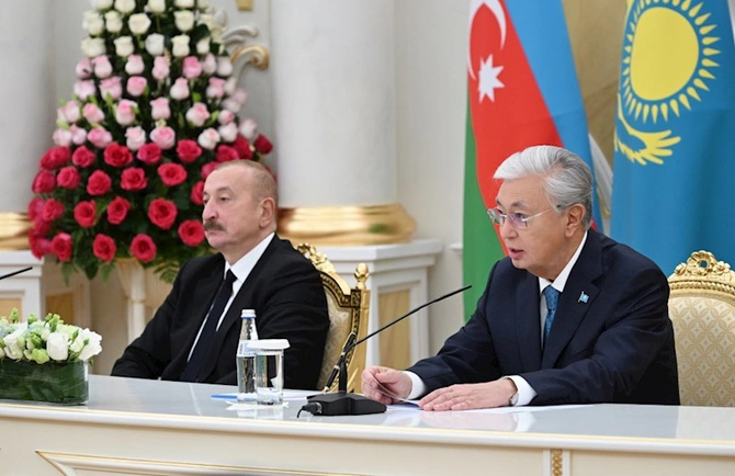 Prezidentlər mətbuata bəyanatlarla çıxış etdi — FOTOLAR Prezidentlər mətbuata bəyanatlarla çıxış etdi — FOTOLAR