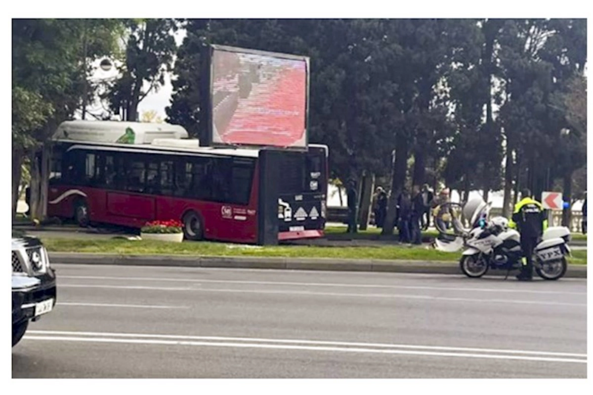 Sürücünün halı qəfil pisləşib, avtobusu dayandıra bilməyib...