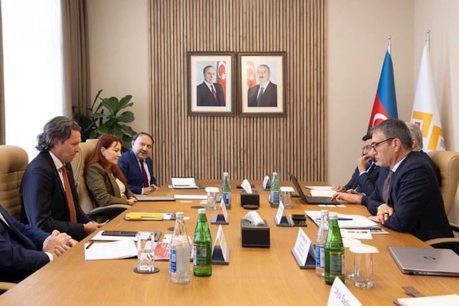 “AzerGold” və Əbu-Dabi Ticarət Bankının nümayəndələri arasında görüş keçirilib — FOTO “AzerGold” və Əbu-Dabi Ticarət Bankının nümayəndələri arasında görüş keçirilib — FOTO