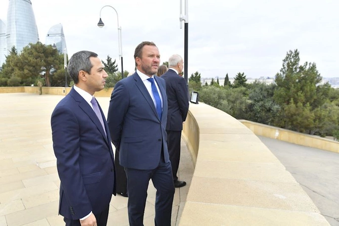 Estoniyanın xarici işlər naziri şəhidlərin xatirəsini andı — FOTOLAR
