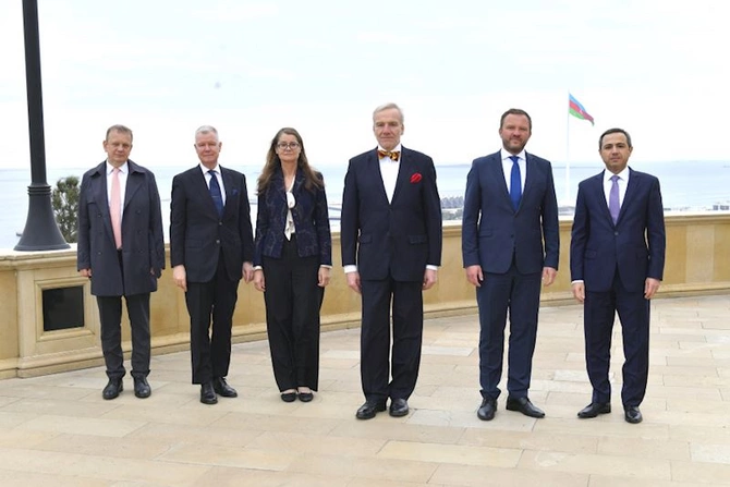 Estoniyanın xarici işlər naziri şəhidlərin xatirəsini andı — FOTOLAR