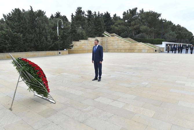 Estoniyanın xarici işlər naziri şəhidlərin xatirəsini andı — FOTOLAR