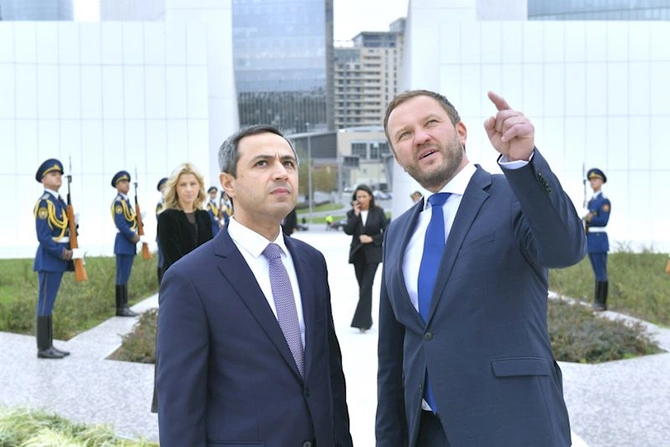 Estoniyanın xarici işlər naziri Zəfər parkında — FOTOLAR