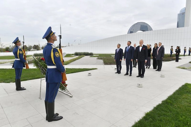 Estoniyanın xarici işlər naziri Zəfər parkında — FOTOLAR