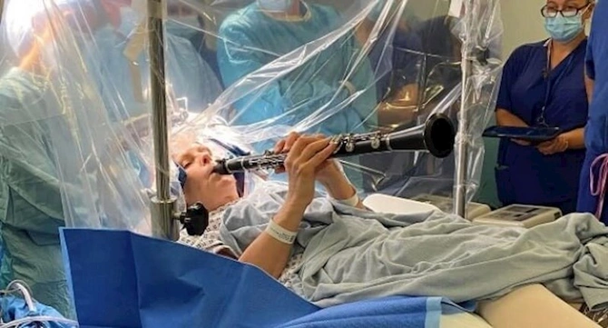 Xəstə beyin əməliyyatı zamanı klarnet çaldı — FOTO