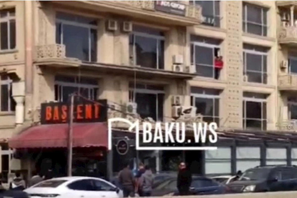 Binanın eyvanı uçdu, restoranın üstünə düşdü — VİDEO