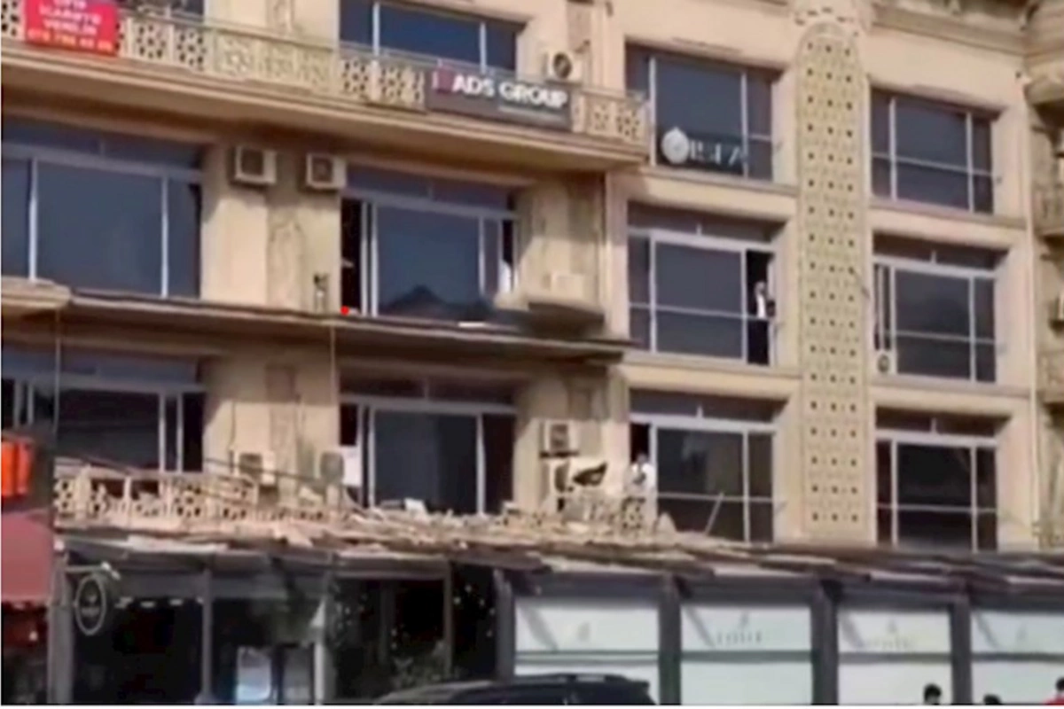 Bakıda eyvan restoranın üzərinə uçdu: Məsuliyyəti kim daşıyır?