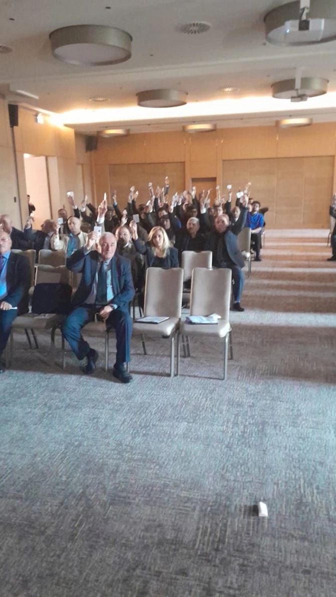 Fəzail Ağamalı ilə oğlu arasında partiya Qurultayında DAVA DÜŞDÜ — ŞOK SƏBƏB Fəzail Ağamalı ilə oğlu arasında partiya Qurultayında DAVA DÜŞDÜ — ŞOK SƏBƏB