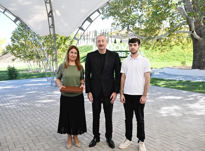 İlham Əliyev Horovlu kəndinin sakinlərinə mənzillərin açarlarını təqdim etdi — FOTOLAR İlham Əliyev Horovlu kəndinin sakinlərinə mənzillərin açarlarını təqdim etdi — FOTOLAR