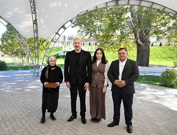 İlham Əliyev Horovlu kəndinin sakinlərinə mənzillərin açarlarını təqdim etdi — FOTOLAR İlham Əliyev Horovlu kəndinin sakinlərinə mənzillərin açarlarını təqdim etdi — FOTOLAR