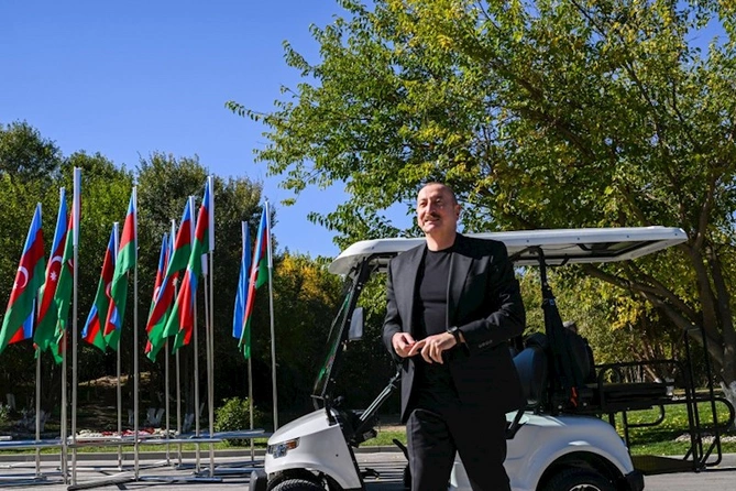 İlham Əliyev Horovlu kəndinin sakinlərinə mənzillərin açarlarını təqdim etdi — FOTOLAR İlham Əliyev Horovlu kəndinin sakinlərinə mənzillərin açarlarını təqdim etdi — FOTOLAR