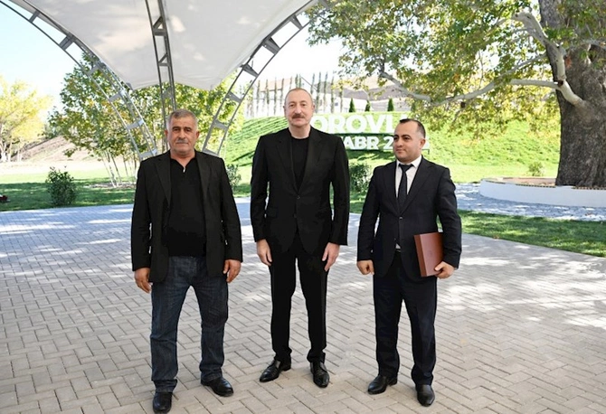 İlham Əliyev Horovlu kəndinin sakinlərinə mənzillərin açarlarını təqdim etdi — FOTOLAR İlham Əliyev Horovlu kəndinin sakinlərinə mənzillərin açarlarını təqdim etdi — FOTOLAR