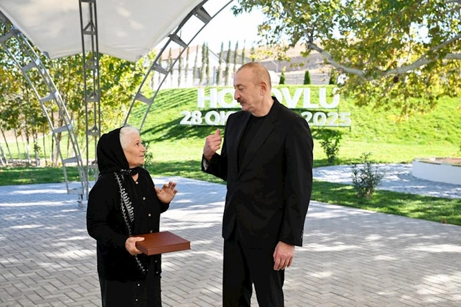 İlham Əliyev Horovlu kəndinin sakinlərinə mənzillərin açarlarını təqdim etdi — FOTOLAR İlham Əliyev Horovlu kəndinin sakinlərinə mənzillərin açarlarını təqdim etdi — FOTOLAR