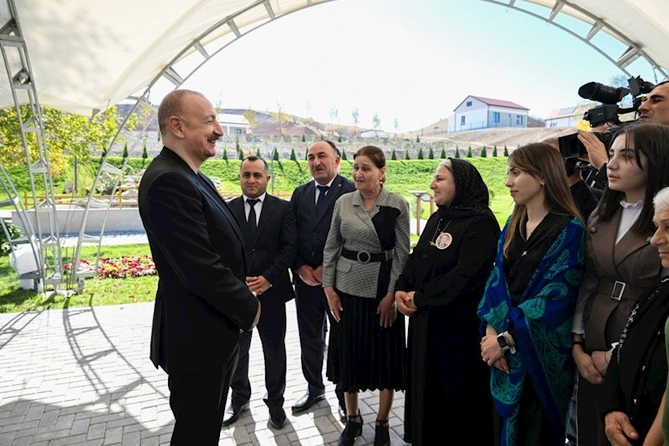 İlham Əliyev Horovlu kəndinin sakinlərinə mənzillərin açarlarını təqdim etdi — FOTOLAR İlham Əliyev Horovlu kəndinin sakinlərinə mənzillərin açarlarını təqdim etdi — FOTOLAR