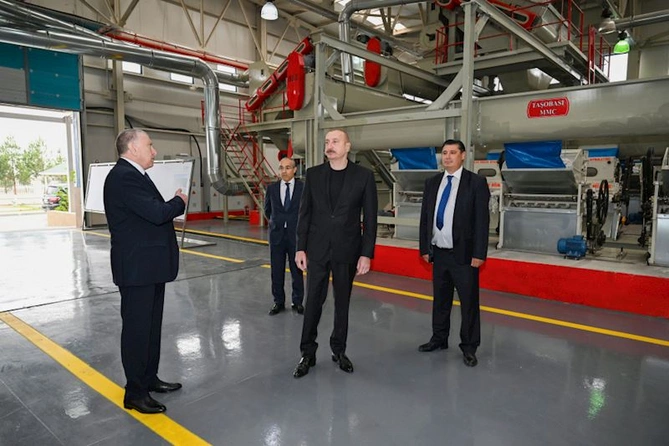 Prezident İlham Əliyev Sabirabadda pambıq emalı zavodunun fəaliyyəti ilə tanış olub — FOTOLAR