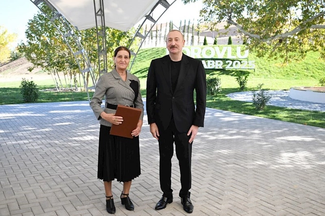İlham Əliyev Horovlu kəndinin sakinlərinə mənzillərin açarlarını təqdim etdi — FOTOLAR İlham Əliyev Horovlu kəndinin sakinlərinə mənzillərin açarlarını təqdim etdi — FOTOLAR