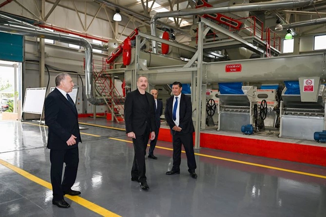 Prezident İlham Əliyev Sabirabadda pambıq emalı zavodunun fəaliyyəti ilə tanış olub — FOTOLAR
