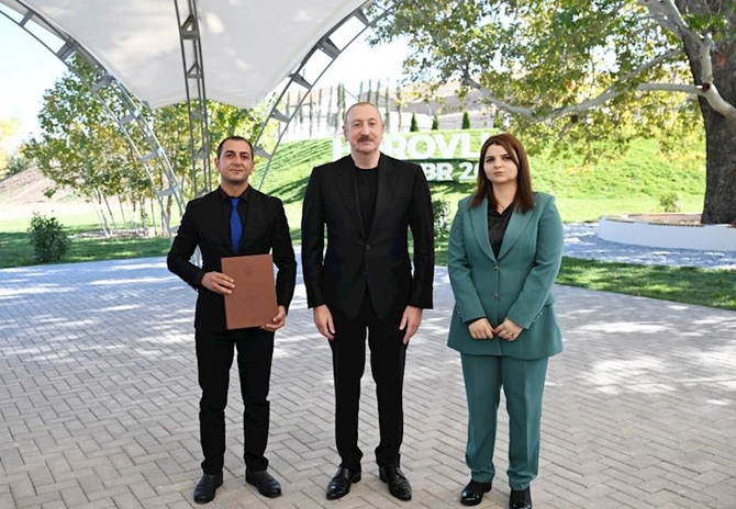 İlham Əliyev Horovlu kəndinin sakinlərinə mənzillərin açarlarını təqdim etdi — FOTOLAR İlham Əliyev Horovlu kəndinin sakinlərinə mənzillərin açarlarını təqdim etdi — FOTOLAR