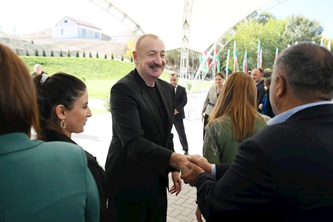 İlham Əliyev Horovlu kəndinin sakinlərinə mənzillərin açarlarını təqdim etdi — FOTOLAR İlham Əliyev Horovlu kəndinin sakinlərinə mənzillərin açarlarını təqdim etdi — FOTOLAR