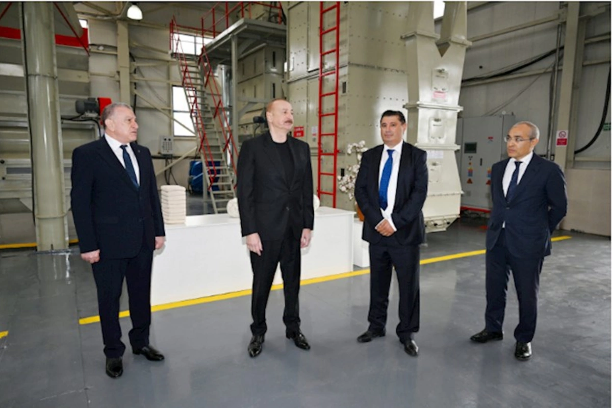 Prezident İlham Əliyev Sabirabadda pambıq emalı zavodunun fəaliyyəti ilə tanış olub — FOTOLAR