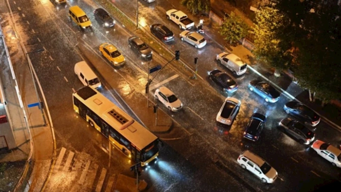 Zəlzələ və leysan eyni gecəyə təsadüf etdi: İstanbulda çətin anlar — FOTOLAR Zəlzələ və leysan eyni gecəyə təsadüf etdi: İstanbulda çətin anlar — FOTOLAR