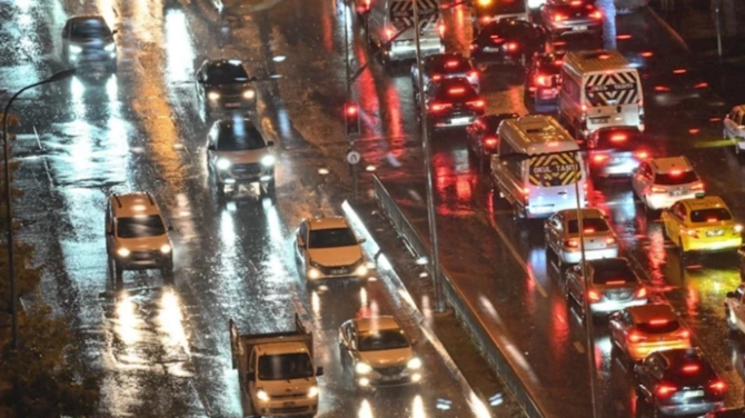 Zəlzələ və leysan eyni gecəyə təsadüf etdi: İstanbulda çətin anlar — FOTOLAR Zəlzələ və leysan eyni gecəyə təsadüf etdi: İstanbulda çətin anlar — FOTOLAR