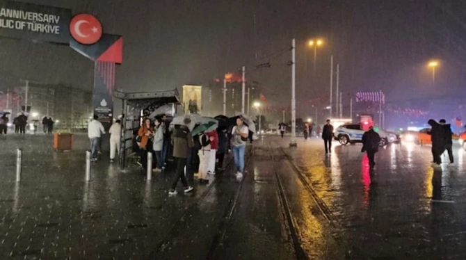 Zəlzələ və leysan eyni gecəyə təsadüf etdi: İstanbulda çətin anlar — FOTOLAR Zəlzələ və leysan eyni gecəyə təsadüf etdi: İstanbulda çətin anlar — FOTOLAR