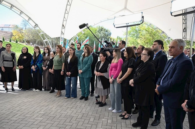 İlham Əliyev Horovlu kəndinin sakinlərinə mənzillərin açarlarını təqdim etdi — FOTOLAR İlham Əliyev Horovlu kəndinin sakinlərinə mənzillərin açarlarını təqdim etdi — FOTOLAR