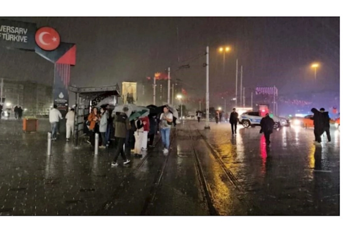 Zəlzələ və leysan eyni gecəyə təsadüf etdi: İstanbulda çətin anlar — FOTOLAR