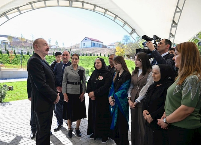 İlham Əliyev Horovlu kəndinin sakinlərinə mənzillərin açarlarını təqdim etdi — FOTOLAR İlham Əliyev Horovlu kəndinin sakinlərinə mənzillərin açarlarını təqdim etdi — FOTOLAR