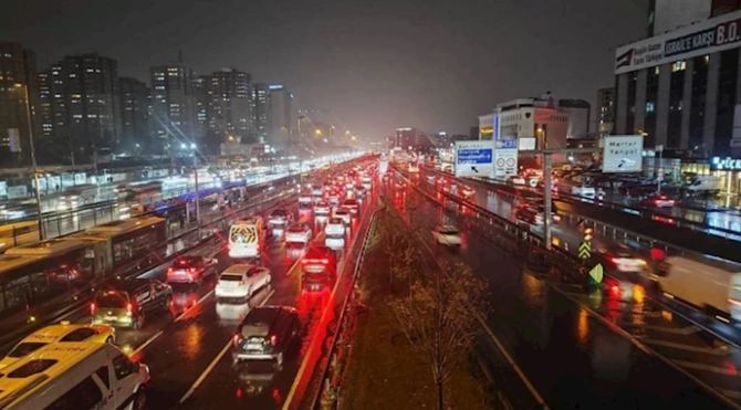 Zəlzələ və leysan eyni gecəyə təsadüf etdi: İstanbulda çətin anlar — FOTOLAR Zəlzələ və leysan eyni gecəyə təsadüf etdi: İstanbulda çətin anlar — FOTOLAR