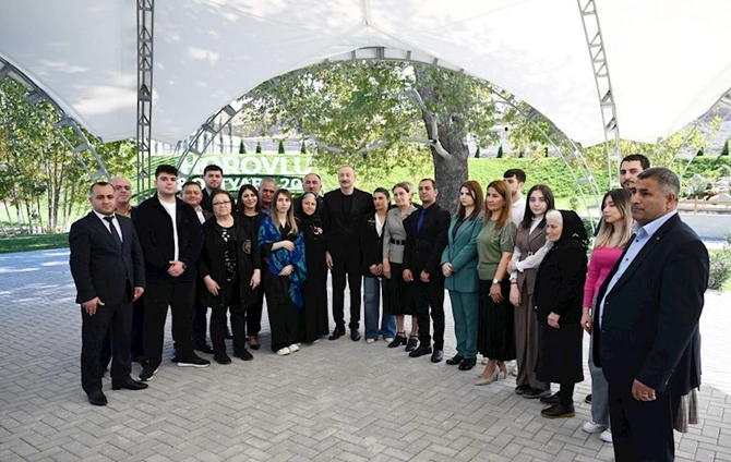 İlham Əliyev Horovlu kəndinin sakinlərinə mənzillərin açarlarını təqdim etdi — FOTOLAR İlham Əliyev Horovlu kəndinin sakinlərinə mənzillərin açarlarını təqdim etdi — FOTOLAR