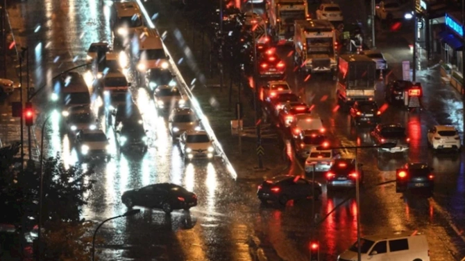 Zəlzələ və leysan eyni gecəyə təsadüf etdi: İstanbulda çətin anlar — FOTOLAR Zəlzələ və leysan eyni gecəyə təsadüf etdi: İstanbulda çətin anlar — FOTOLAR