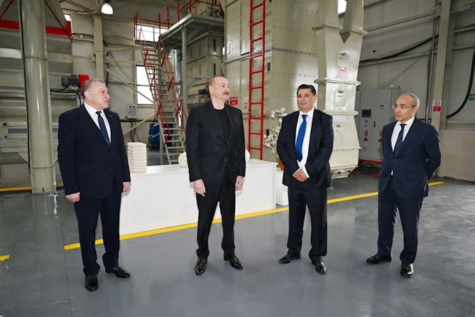 Prezident İlham Əliyev Sabirabadda pambıq emalı zavodunun fəaliyyəti ilə tanış olub — FOTOLAR