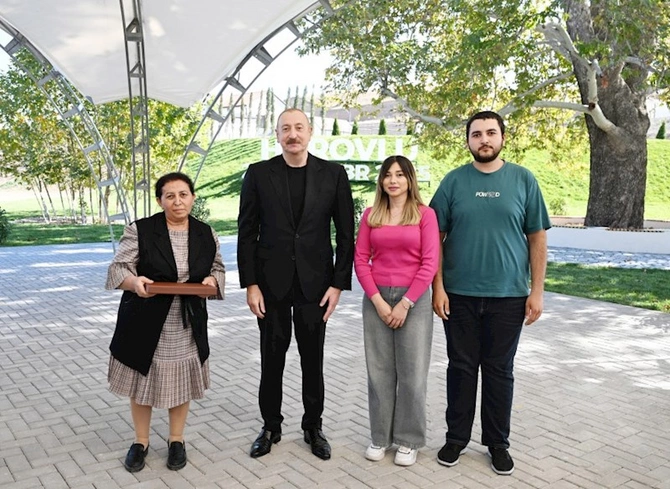 İlham Əliyev Horovlu kəndinin sakinlərinə mənzillərin açarlarını təqdim etdi — FOTOLAR İlham Əliyev Horovlu kəndinin sakinlərinə mənzillərin açarlarını təqdim etdi — FOTOLAR