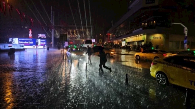 Zəlzələ və leysan eyni gecəyə təsadüf etdi: İstanbulda çətin anlar — FOTOLAR Zəlzələ və leysan eyni gecəyə təsadüf etdi: İstanbulda çətin anlar — FOTOLAR