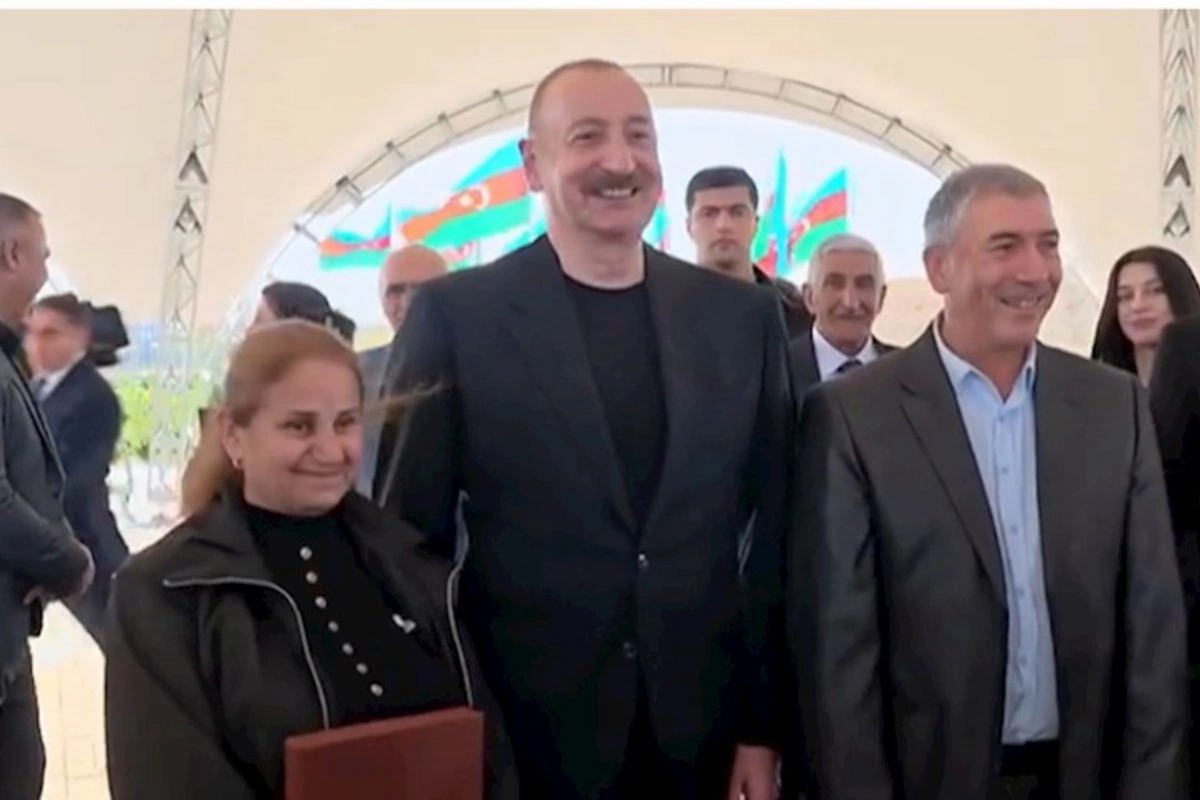 “Cənab Prezident, oğlum əsgərdir, tapşırdı ki, şəkil çəkdirək” — VİDEO