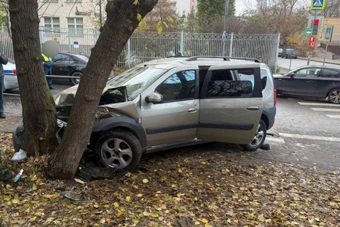 Atasının maşını ilə yola çıxan şagird qazla tormozu səhv saldı: qəzada 3 nəfər yaralandı — FOTOLAR Atasının maşını ilə yola çıxan şagird qazla tormozu səhv saldı: qəzada 3 nəfər yaralandı — FOTOLAR