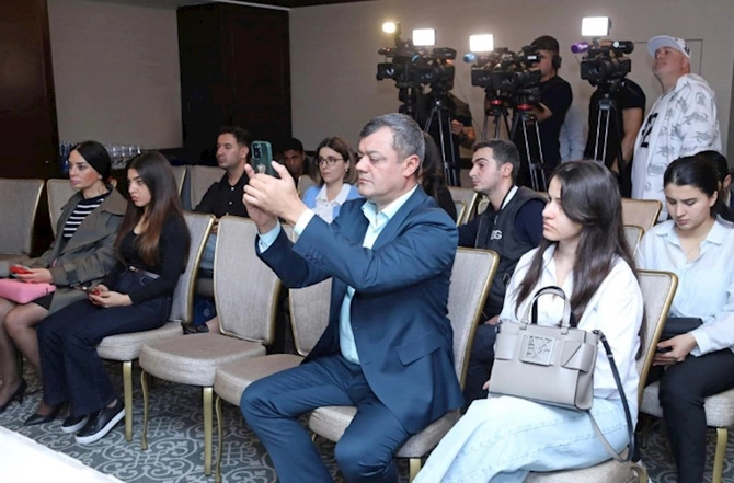 Bolmartın rəhbəri: Mağazalarımız əvvəlki qaydada fəaliyyət göstərir — FOTOLAR