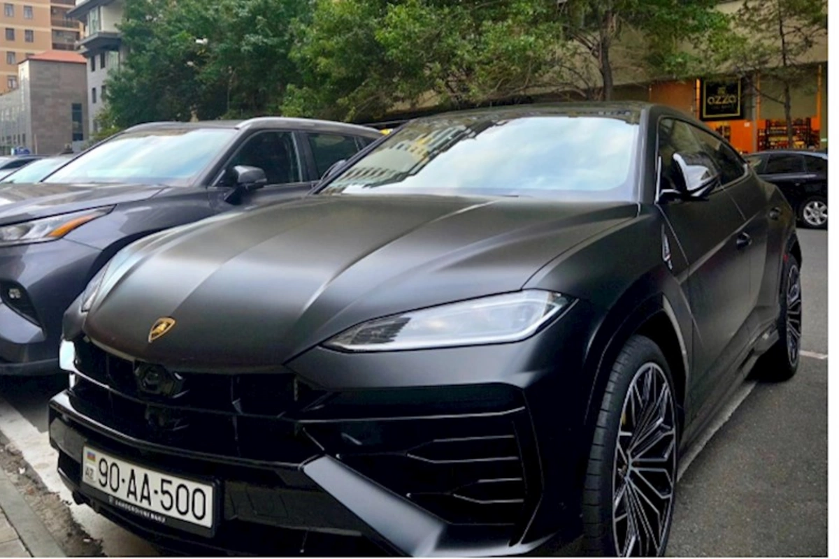 Ramiz Mehdiyevin nəvəsi Bakıda yarım milyonluq Lamborghini ilə gəzir