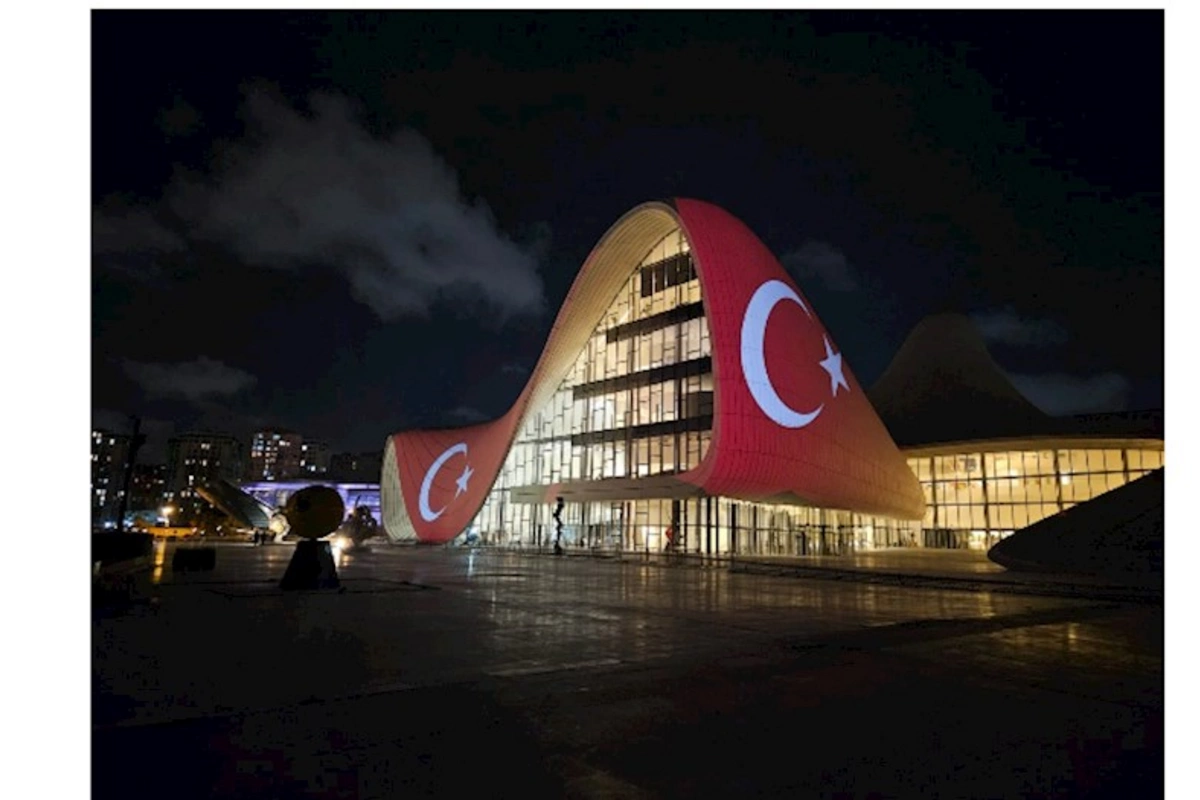 Heydər Əliyev Mərkəzi Türkiyə bayrağı ilə işıqlandırıldı — FOTO