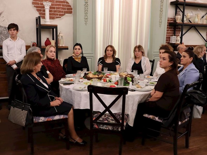 YAP-ın Səbail rayon təşkilatı Müəllimlər Günü ilə bağlı tədbir keçirdi — FOTOLAR