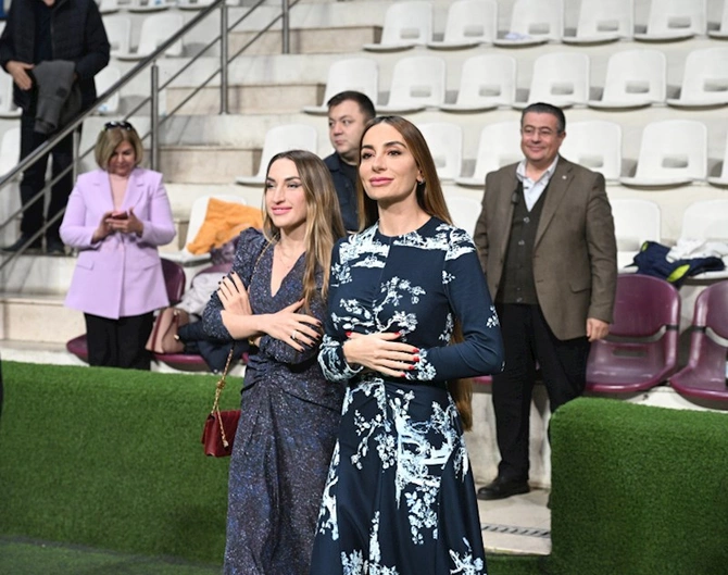 Prezidentin qızları və gəlini minifutbol turnirini izlədi — FOTOLAR